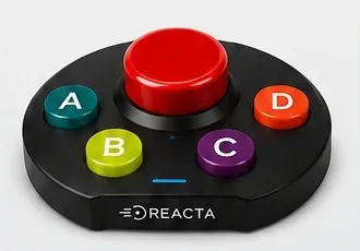 Pilot REACTA z dużym czerwonym przyciskiem i odpowiedziami A, B, C, D