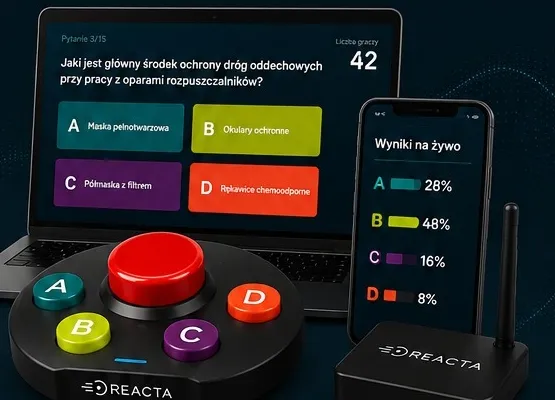 Laptop z pytaniem quizu, telefon z wynikami na żywo i pilot REACTA z pięcioma przyciskami